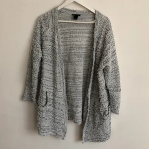 Cardigan - En snygg cardigan från Monki, används inte längre och är i fint skick. 💫