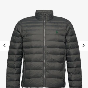  Polo jacka  - Säljer min gråa polo jacka pågrund av ingen användning, den är i fint och bra skick (inga skador osv) använd fåtal gånger, passar på både tjejer och killar🥰 