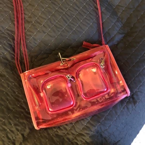 Nuunoo väska - Säljer nu min rosa genomskinliga nuunoo väska i toppskick. Köpt för ca 1000kr 💓 