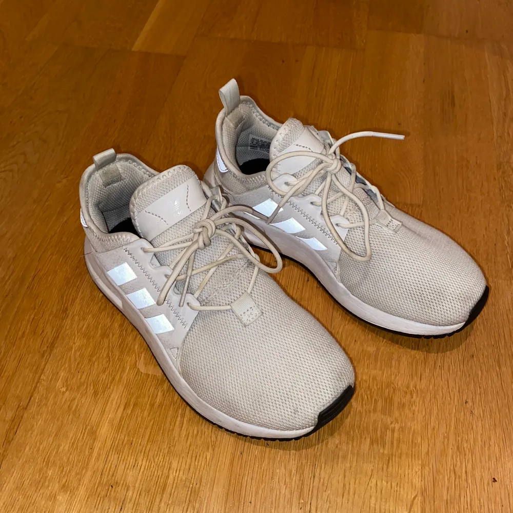 vita adidas skor i storlek 36, använd bara 2 gånger och i mycket bra skick. köparen står för frakten💕. Skor.