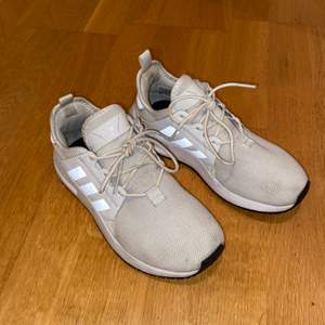 vita adidas skor i storlek 36, använd bara 2 gånger och i mycket bra skick. köparen står för frakten💕