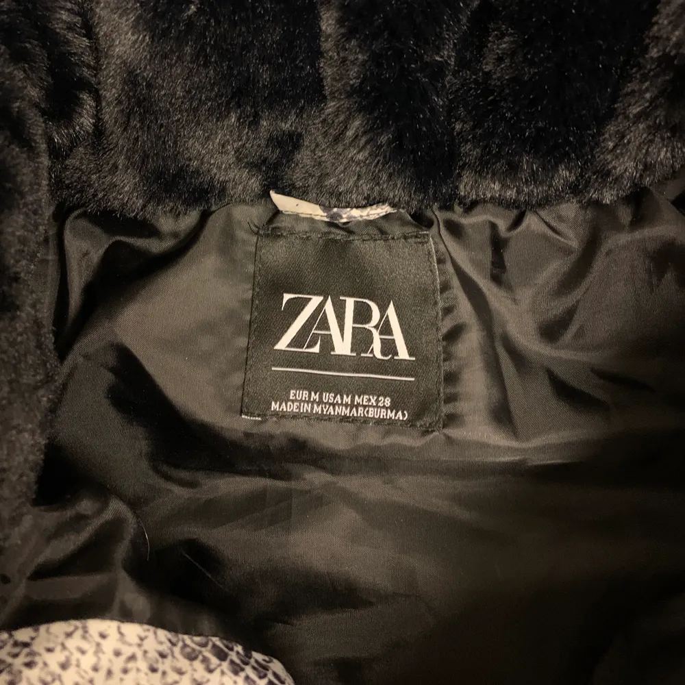 Cool jacka i ormskinnsmönster med mysig avtagbar luva i fakepäls från Zara.  Frakt tillkommer💗💗. Jackor.