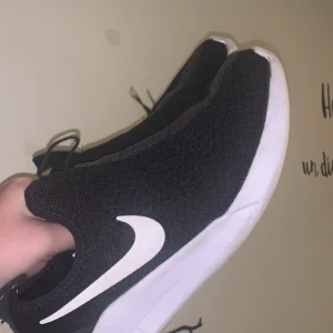  Nike skor utan snöre  - Bara använda fåtal gånger, i super skick 😃 storlek 39