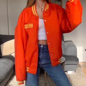 Vintage collage jacka - Kollar intresset på min skitnsygga orangea vintage jacka! Köpt här på Plick men är i väldigt bra skick, säljer pga för lite användning! Bilder tillhör den tisdagen säljaren:) Buda i kommentarerna❤️ Frakt: 63kr