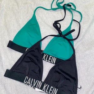 Calvin Klein bikini storlek S - Använd förra sommaren och kommer inte till användning längre. Skicket är bra förutom att de ”kuddarna” som ligger i har trillat ur. I den gröna finns det kuddar (ej orginal) men saknas i den svarta. Nypris 500kr/st. 129kr/st eller båda för 200kr. Frakt tillkommer (40kr)!