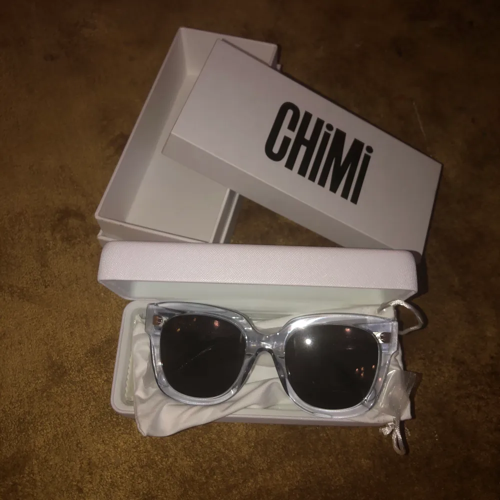 Helt nya Chimi eyewear Litchi 008 Black. Nypris: 999:- Endast öppnat förpackningen några gånger, aldrig använda. . Accessoarer.