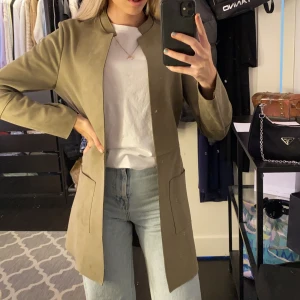 Grön kappa  - Säljer min gröna kappa som är jättefin nu till hösten! Ligger tyvärr bara i garderoben därför säljer jag den💓