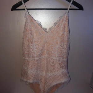 Vit spets body - Vit spets body från Boohoo, storlek S, nyskick, kommer inte till användning!