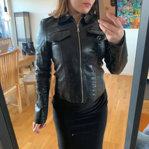 Lackad skinnjacka från Only - Figursydd skinnjacka från Only i storlek S (men skulle säga den är mer som en XS). 