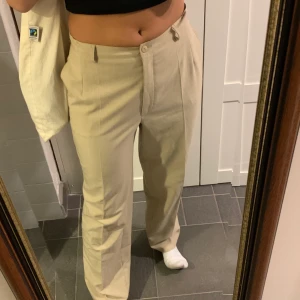Beiga kostymbyxor  - Beiga jättefina kostymbyxor i oklar storlek men skulle gissa på S 