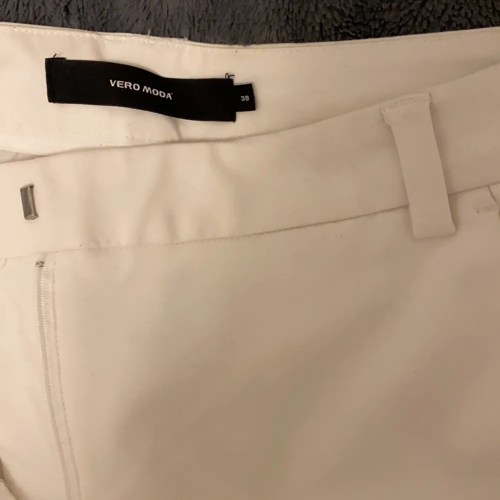 🤍 Ett par vita kostymbrallor från veromoda i storlek 38! Något för stora för mig, använda ett fåtal gånger. Otroligt sköna och inte genomskinliga alls 🤍. Jeans & Byxor.