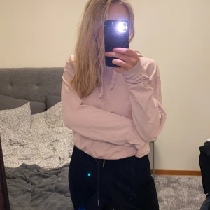 Skön rosa/lila hoodie från NAKD - 💓en skön ljusrosa nästan lila hoodie från NAKD. Storlek S men funkar på flera storlekar både uppåt och neråt beroende på hur man vill ha den 🥰 används tyvärr inte så mycket av mig då jag har flera hoodies av samma märke. Funkar både hemma i soffan och till vardags. Säljs i superbra skick 💓