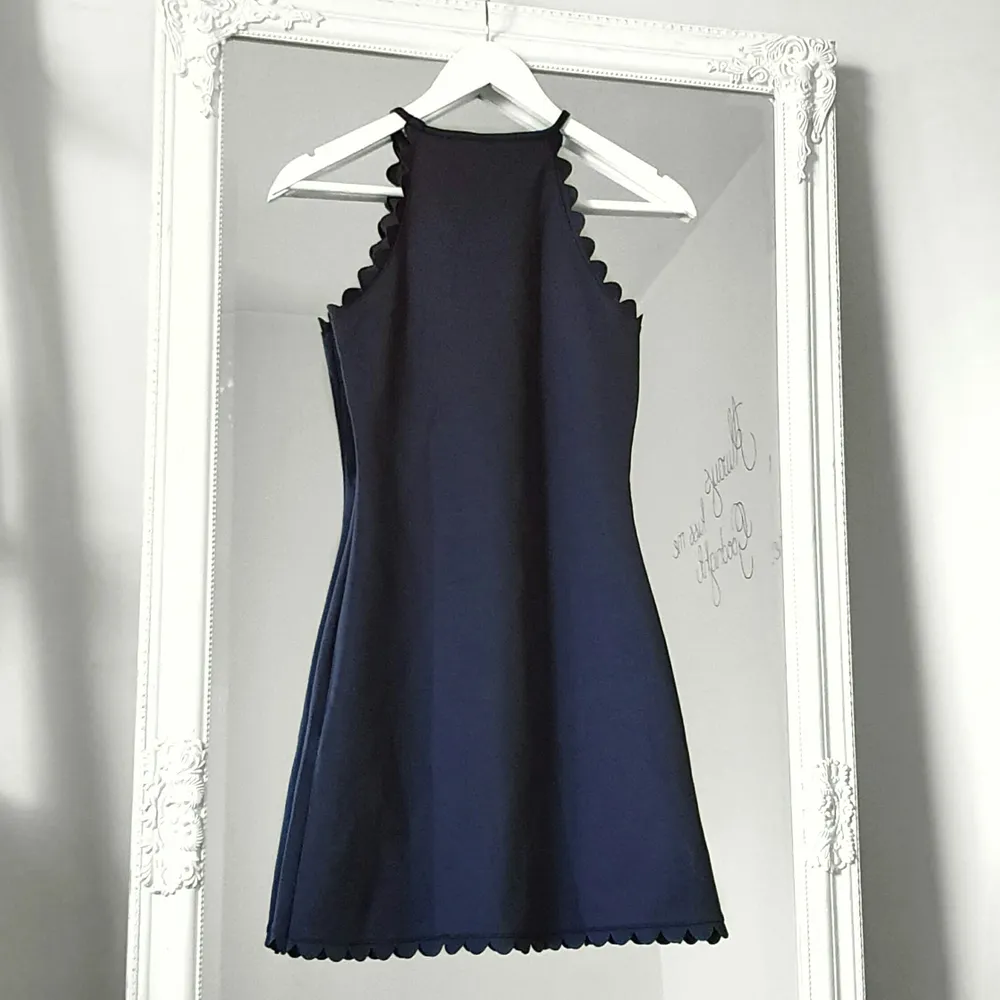 Färg: svart.  Strl: XS.   Snygg klänning från Gina Tricot. Skönt material med fina detaljer. Använd vid ett tillfälle endast. Mycket fint skick! Frakt tillkommer, betalning via swish.. Klänningar.