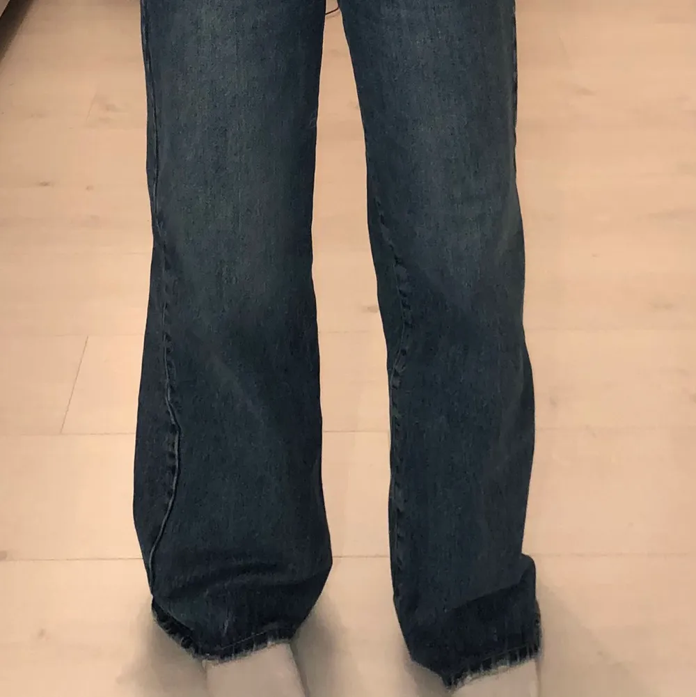 Säljer mina vida jeans! Snygga jeans med vida ben, de sitter åt i midjan och är bekväma. Sparsamt använda men säljer pga att de inte kommer till användning längre. Jag är 160cm lång och byxorna är lite för långa för mig. Nypris: 599kr, köpare står för frakt! Skriv gärna om ni har frågor💕 BUDGIVNING FRAM TILL FREDAG KL 18.00 (23/10) HÖGSTA BUD: 320. Jeans & Byxor.
