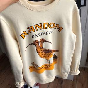  Sweatshirt från Random Bastards i storlek S som tyvärr inte blir av att ja använder så ofta. Nypris är 700kr. Frakt tillkommer! 