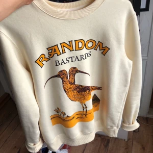 Random Bastards Sweatshirt -  Sweatshirt från Random Bastards i storlek S som tyvärr inte blir av att ja använder så ofta. Nypris är 700kr. Frakt tillkommer! 
