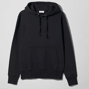 En svart hoodie från Weekday i storlek S som inte kommit till användning! Säljer för 150 (ordinarie pris 350). Köpare står för frakt 💗💝🦋💕 pris kan diskuteras vid snabb affär 🤝❤️