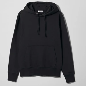 Svart Hoodie Weekday - En svart hoodie från Weekday i storlek S som inte kommit till användning! Säljer för 150 (ordinarie pris 350). Köpare står för frakt 💗💝🦋💕 pris kan diskuteras vid snabb affär 🤝❤️