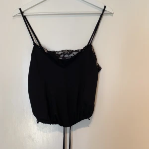 Spetslinne - Säljer denna fina topp med spets från Zara i stl S. Toppen är kort i modellen och har ett dragsnöre i midjan som gör att man kan anpassa passformen. Säljer denna då den tyvärr inte kommit till användning. Därav är den i nyskick! Köpare står för frakt💕