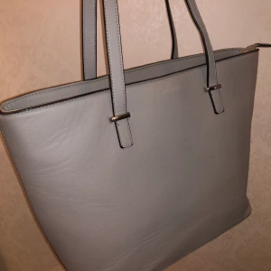 Grå Don Donna väska  - En grå Don Donna väska som har använts Max 4 gånger och har för det mesta legat i min garderob! 