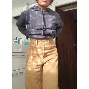 Levi's Ribcage straight leg - Levi's super högmidjade jeansmodell Ribcage! De har tyvärr blivit för stora i både midja och rumpa så passar mig inte längre :( köpte för 1150kr i våras och är i perfekt skick! Mått: W27 L27