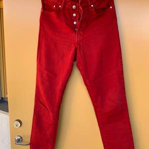 Röda jeans från H&M. Strl 29. Vintage fit, high waisted. Frakten står köparen för.