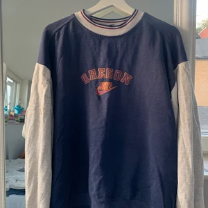 Vintage Niketröja strl L - Dags att sälja min vintage Niketröja då den tyvärr inte längre kommer till användning. På sista bilden ser ni en fläck (hårfärg) därav det billiga priset men fortfarande användbar såklart. Buda över 400kr ex frakt 💙✨