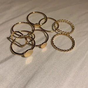 Fina guldringar - Säljer mina jättefina guldringar som jag köpte från hm för ett tag sedan, dom har inte kommit till så stor andvändning därav i nyskick. Alla för 35 ink frakt vill man bara köpa några får man höra av sig till mig så löser vi de🥰🥰