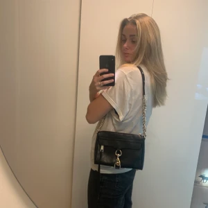 Rebecca minkoff väska - Säljer min Rebecca minkoff väska! Använd men i väldigt bra skick, fin och rymlig väska. Om du vill ha mått eller fler bilder är det bara att höra av dig! Om du inte kan mötas står du för frakten ❤️