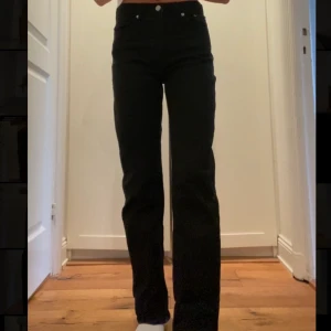 Weekday jeans - Säljer mina raka trendiga weekday jeans, de är i modellen voyage, i storlek 24/30. Kan mötas upp i Stockholm eller så står köparen för frakt 💕