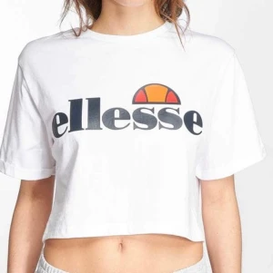 Ellesse t shirt, storlek 36/S - Croppad ellesse t shirt i storlek 36/S. 70kr plus frakt.
