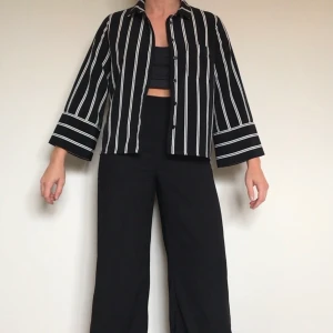  Skjorta / blus från MONKI strl XS - Mycket fint skick. En randig blus/skjorta från Monki. 