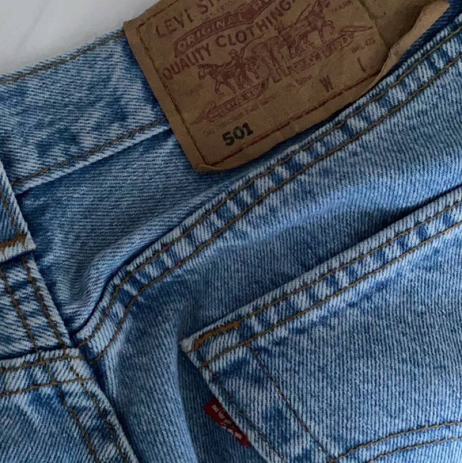 Ett par trendiga superfina Levis jeans som tyvärr blivit för små. De är raka i modellen. De har längd 34 och de är perfekta på mig som är 173 cm. Storlek W28. Jeans & Byxor.