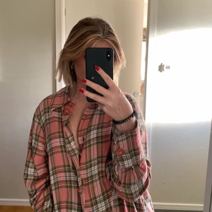 Rosa flanellskjorta  - Snygg oversized skjorta från monki! Älskar knapparna, så fin detalj💗😇😇😇😇 Använd flitigt men det är inget som märks, har bara tröttnat på den helt enkelt