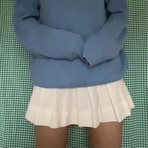 Vintage tenniskjol - Benvitt vintage tenniskjol. Ingen angiven storlek men skulle säga xss/xs då den är väldigt liten i midjan. Då flera visat intresse ligger nu budet på 160 exklusive frakt