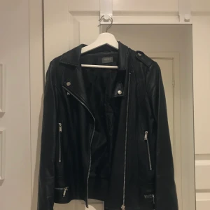 Skinnjacka fakeläder från Oasis storlek XS/S - Skinnjacka i fakeläder från Oasis i storlek XS/S. Väldigt fint skick. 