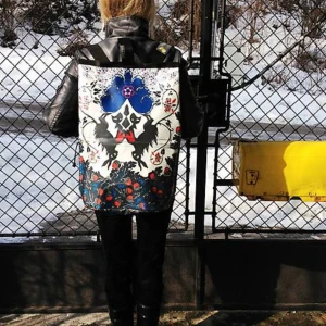 Ryggsäck Handmade 💛💛💛 - Beautiful & original backpack, brand new !!!! Unisex !!! Backpack is sewn from so-called banner. The special material offers a wide range of practical uses, easy maintenance and durability.  The author's design, with which the material is printed, guarantees the originality and diversity of the individual collections. The print is fixed with liquid lamination, to preserve the print.  Fastening with a solid metal zipper on the back protects the contents of the backpack from "unexpected events".  Top pocket- metal zip fastening.  Backpack height 50 cm  Backpack width approx. 40 cm The post can take a little bit longer as usual since my friend lives abriad. Post is in a price included !!! 😺🤓😇