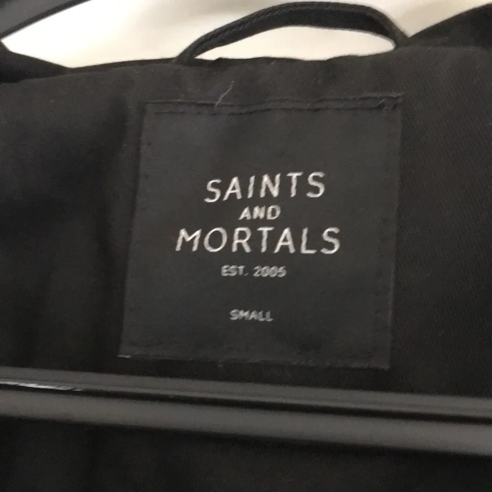 En svart halvlång jacka i stl small av märket saint and mortals. Jackor.
