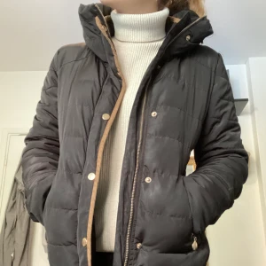 Svart jacka - Säljer denna svarta varma jacka då den inte kommer till användning längre. Använd två vintrar men inga slitningar vad jag hittar. Dragkedjan är nyligen utbytt så den fastnar ingenting. Står att den är i storlek XL men är liten i storleken. Jag har vanligtvis storlek s/m och den passar bra på mig. Skriv privat om du är intresserad🥰