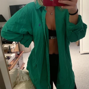 Grön Ralph Lauren skjorta (oversize) - Skitfin grön skjorta från Ralph Lauren. Köparen står för frakten (63kr)❤️❤️🌼🌼