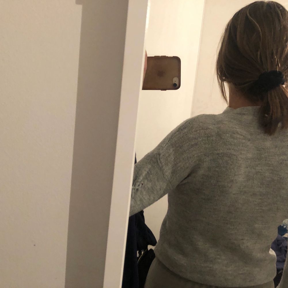 Säljer min superfina gråa stickade tröja från okänd butik i Polen då jag växt ut den. Lite halv turtelneck. Även coola detaljer med snören på ärmarna. Använd några gånger men inte sliten. Lite liten i storlek. 90kr + 63kr frakt 😚. Stickat.