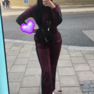 Ett byxset  - Snyggaste settet, 250kr och frakt ingår. Tröjan storlek s och byxorna L, så basically M :) 