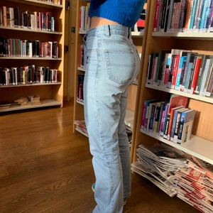 Ljusblå raka jeans - Säljer mina assnygga jeans ifrån Kingsfield som jag verkligen älskar men har liknande därför säljer jag. Jag är 171 cm och väger typ 65 kg om det säger något om storleken! Det står 46 men tror att det inte är europeiska mått men jag har 28/32 i vanliga jeans. 