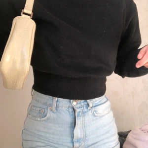 Sweatshirt från Zara! - Supersöt sweatshirt med markant mudd vid midjan från Zara. Säljer då den inte kommer till användning. Ny pris 349kr Mitt pris 65kr+frakt 💕