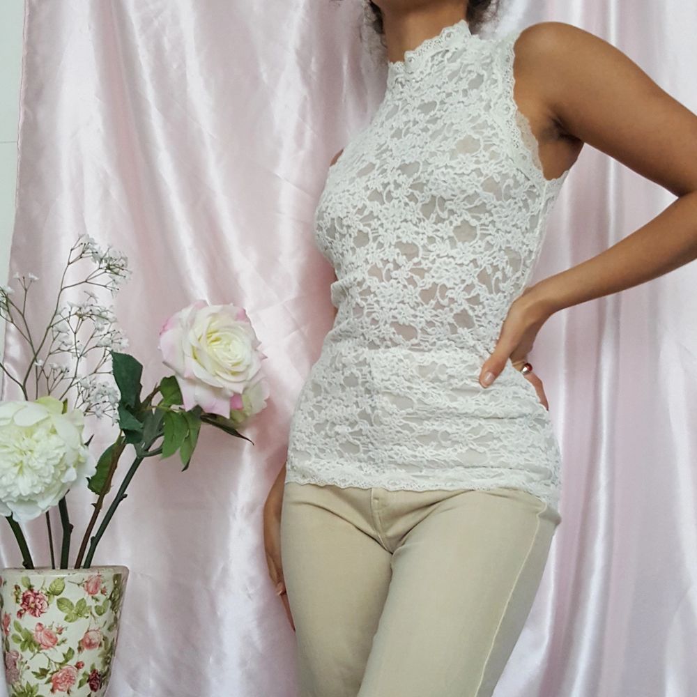 đŒ BEAUTIFUL WHITE TURTLENECK TOP WITH BUTTON AT NECK, MADE OF STRETCHY LACE. FROM DANISH ROSEMUNDE. âȘSize EU 34/XS âȘCondition 10/10 đ»My measurements âȘHeight 161cm / 5'3