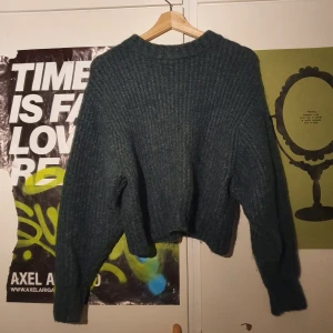 Olivgrön stickad tröja från monki - Oliv/mörkgrön stickad tröja från monki. Super mysigt material och absolut inte sticksigt. Normal i storleken. Köparen står för frakten. Samfrakt erbjuds.