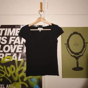 Ribbad blus från & other stories - Fin svart ribbad blus från & other stories. Mycket bra skick. Köparen står för frakten. Samfrakt erbjuds.