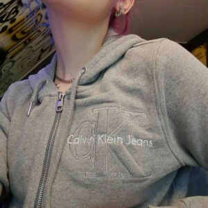 Tjock tröja  - Ck tröja, bra skick. Vid många intresserade blir det budgivning. 💕