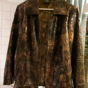 80 talet jacka/ kappa - Säljer den har söt, unique och trending 80tålet jacka/ kappa .som är mycket I bra skick och ser ut jätte fin.Köpte den I USA och användade några dager. Passar alla stk  då på lappa är L.Sitter som over size.Finns fler bilder  bud I kommenterna 