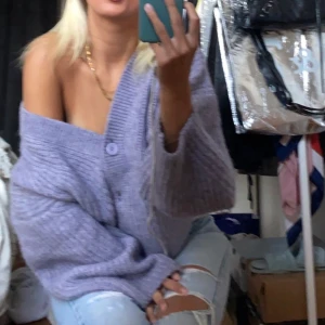 kofta från weekday!  - Supermysig lila kofta från weekday! Kommer tyvärr aldrig till användning då jag har flera liknande därav knappt använd. 